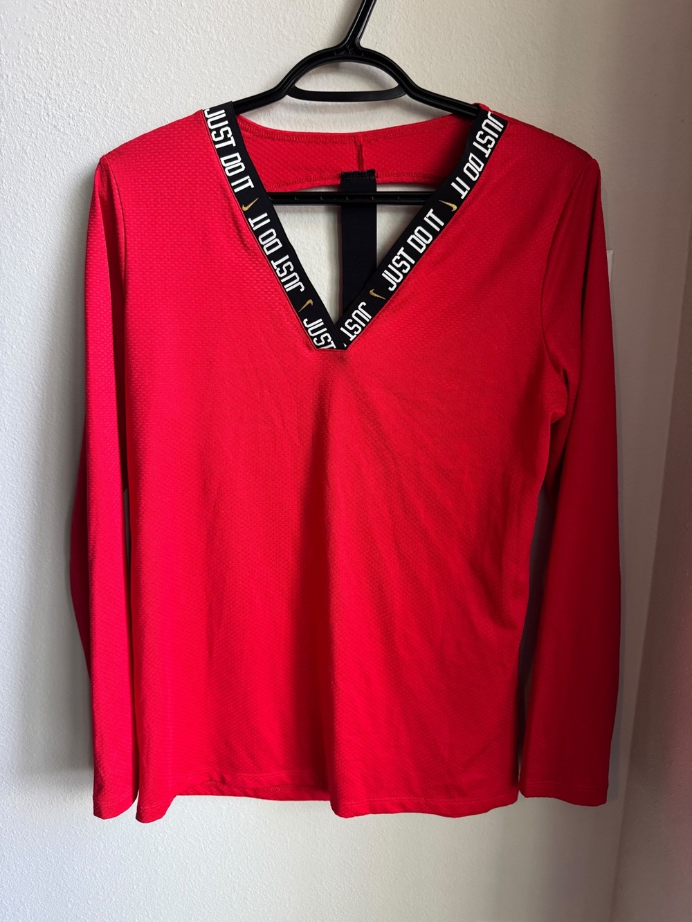 Nike Dri-FIT Just Do It Red Long Sleeve V-Neck Top Women’s Size S